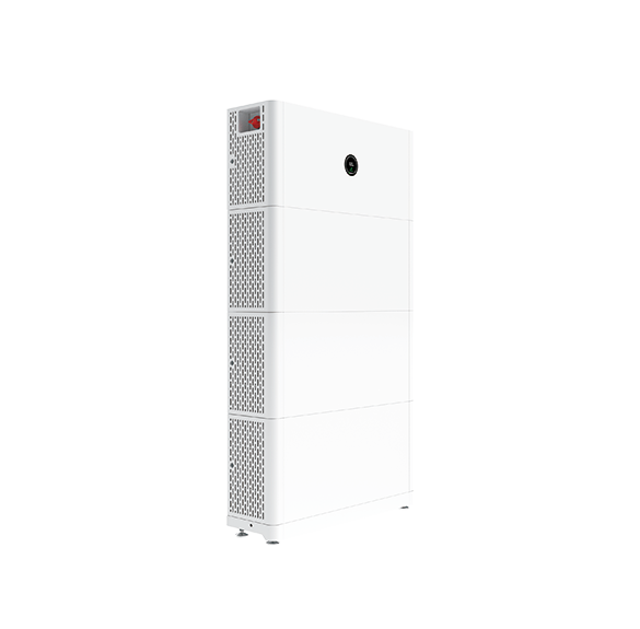 Witte thuisbatterij van gestapelde modules, vrijstaand tegen een witte achtergrond